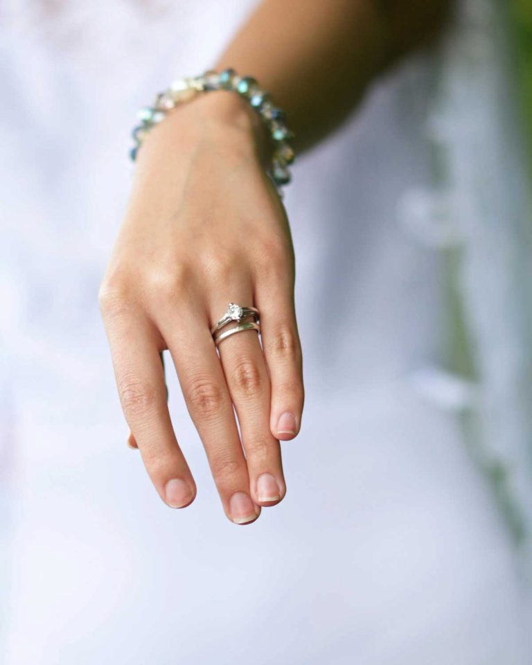 Qui choisit la bague de mariage